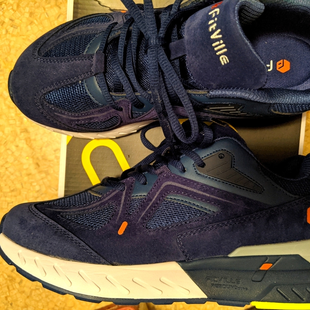 Ladies tennis shoes